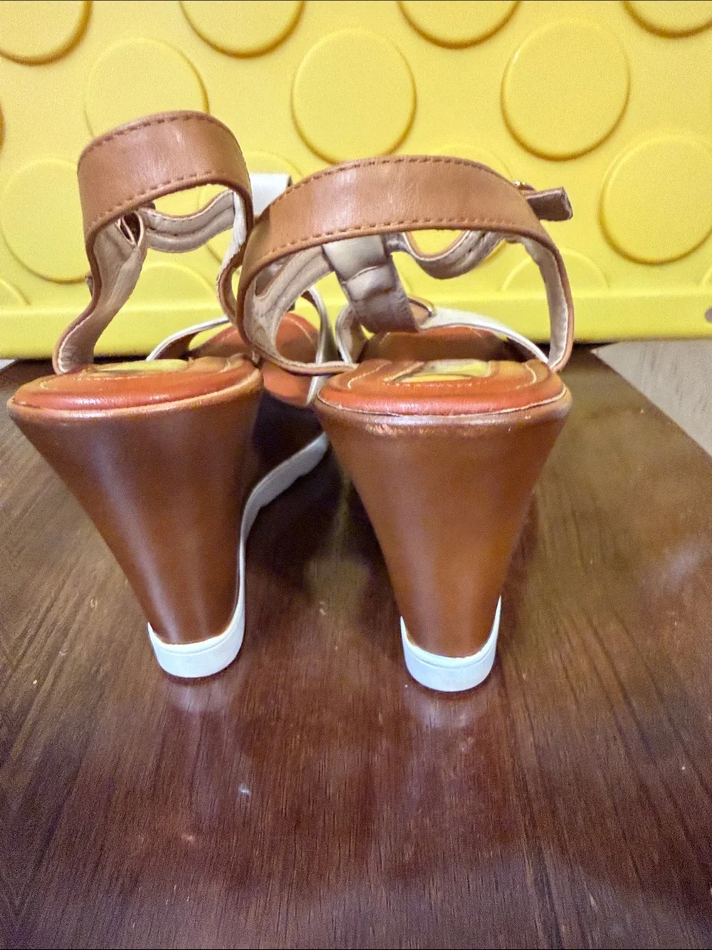 Godiva Women’s Tan and Cream Platform Wedge Sandals Size 10